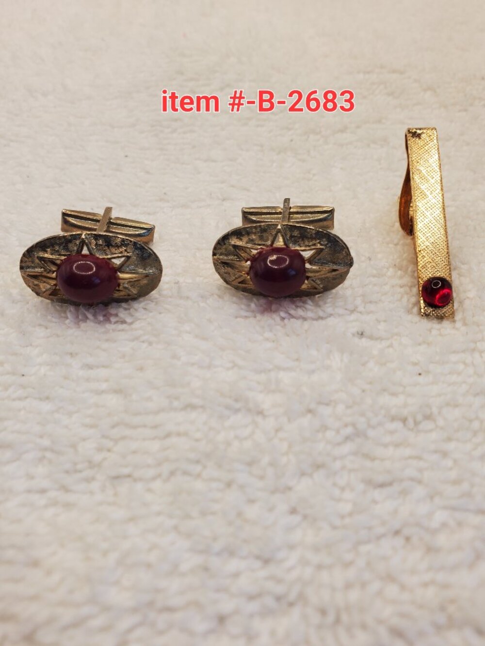 1 Pair of Cuff links & a Tie clip, item # B-2683, wt. 13 grams.